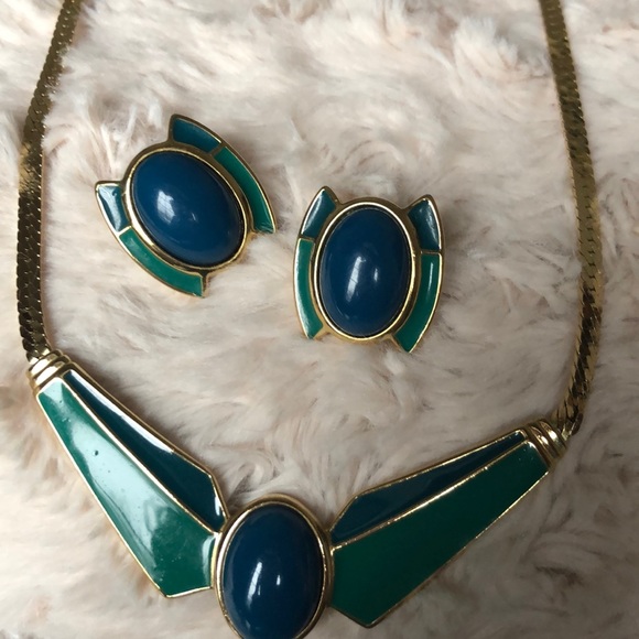 Trifari Jewelry - Beautiful Vintage Trifari necklace & earring set